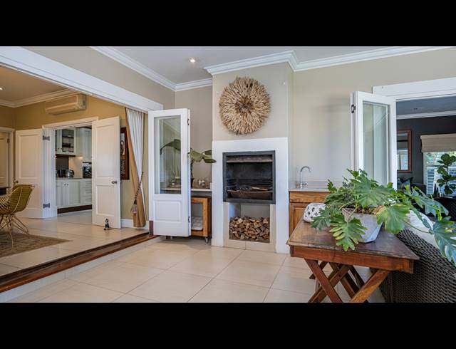 6 BEDROOM HOUSE FOR SALE IN LA LUCIA